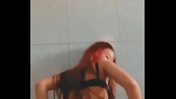 Balancando a bunda de shortinho