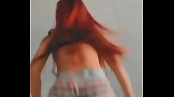 Balancando a bunda de shortinho