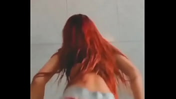 Balancando a bunda de shortinho