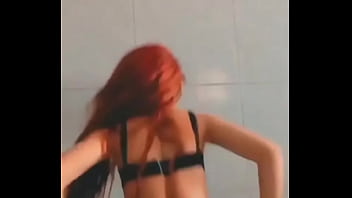 Balancando a bunda de shortinho