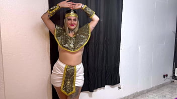 Faraó e cleópatra fodendo muito até faraó gozar muito dentro dela até o pau pulsa muito ela gozando junto com ele muito gostoso