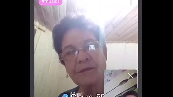 Velha com tesão mostrando o peito Velha com tesão mostrando o peito