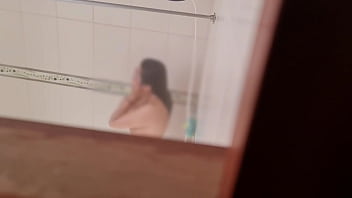Cámara espía modelo argentina bañándose coño peludo