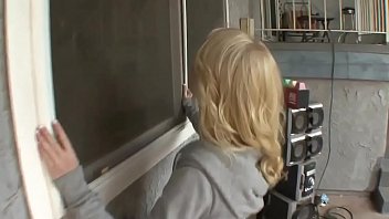 Elaina fa la troietta con il ragazzo della sorella e lui le apre le gambe Elaina fa la troietta con il ragazzo della sorella e lui le apre le gambe