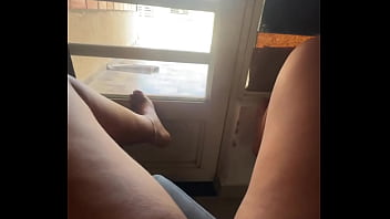 Paseandome por el anden para que mis vecinos se antojen de mi culo me encanta provocar a un vecino que tengo