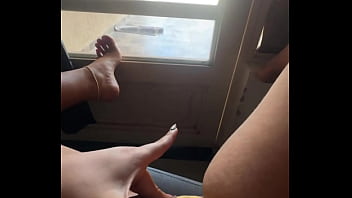 Paseandome por el anden para que mis vecinos se antojen de mi culo me encanta provocar a un vecino que tengo