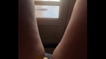 Paseandome por el anden para que mis vecinos se antojen de mi culo me encanta provocar a un vecino que tengo