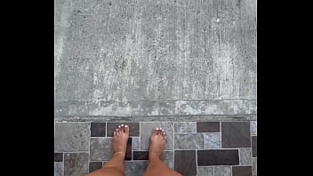 Paseandome por el anden para que mis vecinos se antojen de mi culo me encanta provocar a un vecino que tengo