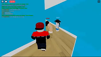 Mulher sendo comida em um lugar escondido ela não sabia que estava sendo assediada vídeo foi gravado em 2022