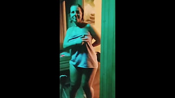 Donna molto cagna fa sesso nella sauna