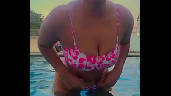 Valando en la piscina adrea