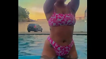 Valando en la piscina adrea