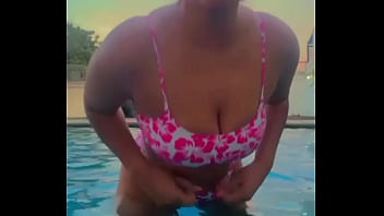 Valando en la piscina adrea