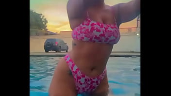 Valando en la piscina adrea