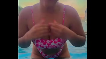 Valando en la piscina adrea