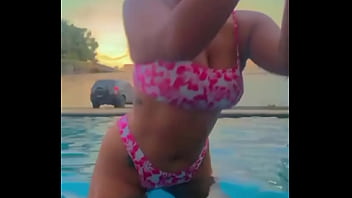 Valando en la piscina adrea