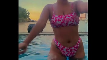 Valando en la piscina adrea