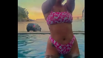 Valando en la piscina adrea