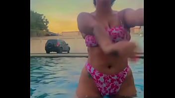 Valando en la piscina adrea