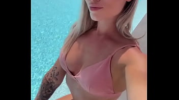 Bagno Nuda In Piscina thumbnail