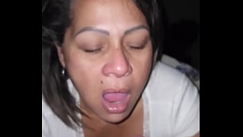 Mi madrastra me levanta con una mamada y eyaculo en su boca Mi madrastra me levanta con una mamada y eyaculo en su boca