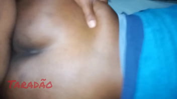 Enchendo o cu da preta de leite