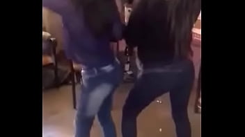 Hermosa mujer bailando