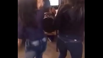 Hermosa mujer bailando