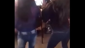Hermosa mujer bailando