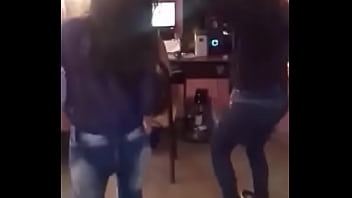 Hermosa mujer bailando