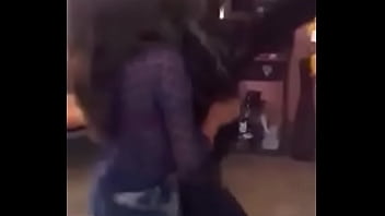 Hermosa mujer bailando