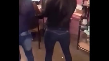 Hermosa mujer bailando