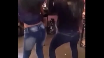 Hermosa mujer bailando