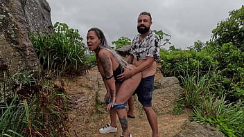 Tesão na fodemos a amiga no mato e a nicoly tirou leitinho de um cara