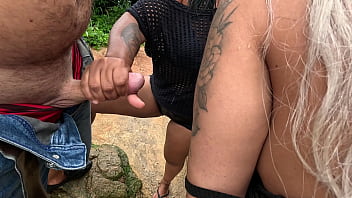 Tesão na fodemos a amiga no mato e a nicoly tirou leitinho de um cara