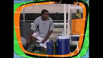 Jugador meando en el campo