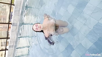 Peituda loira começa o dia treinando na academia e se masturbando e finaliza chupando o pau do seu corninho elis nebsniak