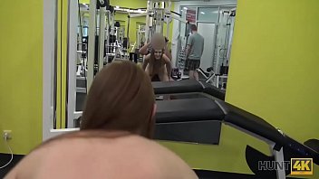 Hunt4k cuckold viene pagato per vedere come linda sweet succhia il cazzo di uno sconosciuto