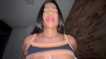 Vecina quita el condon y lleno el coño de esperma Vecina quita el condon y lleno el coño de esperma