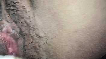 มีน้ำที่หลั่งไหลออกจากหีของเธอจนแตดแฉะ