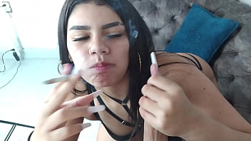 Puta venezolana haciendo un baile erotico pone cachondo a un hombre y le chupa la polla