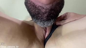 O filho da puta me faz gozar toda vez que enfia a língua na minha buceta