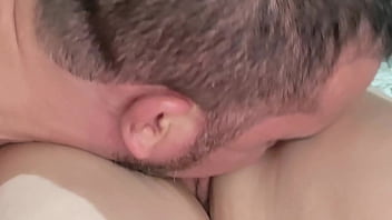 O filho da puta me faz gozar toda vez que enfia a língua na minha buceta