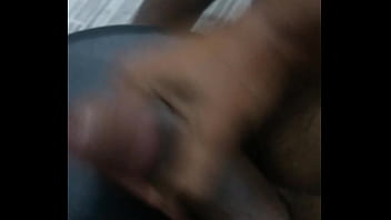 Magrinho batendo uma