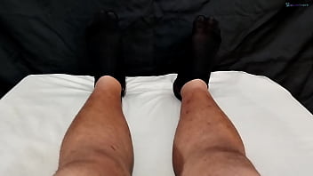 Flagrei minha esposa usando brinquedo pra se masturbar porque meu pau é pequeno mas ela chupa gostoso e adora meu gozo