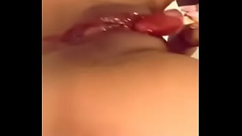 Se masturba con un dulce