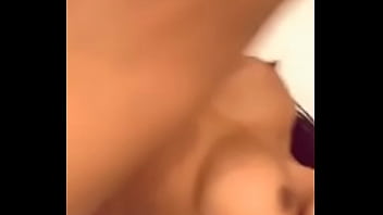 Se masturba con un dulce