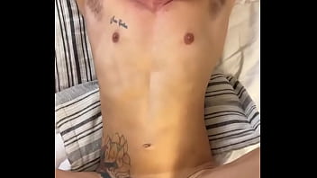 Acabei de meter a piroca nesse boy aqui de copa depois ele meteu em mim um troca troca interracial quero mais sexo