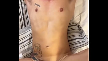 Acabei de meter a piroca nesse boy aqui de copa depois ele meteu em mim um troca troca interracial quero mais sexo