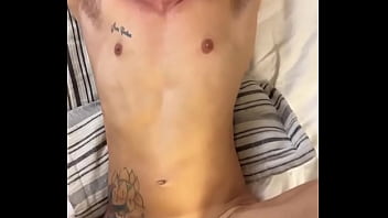 Acabei de meter a piroca nesse boy aqui de copa depois ele meteu em mim um troca troca interracial quero mais sexo